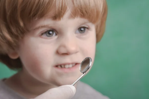 Dentální nástroje a malé dítě — Stock fotografie