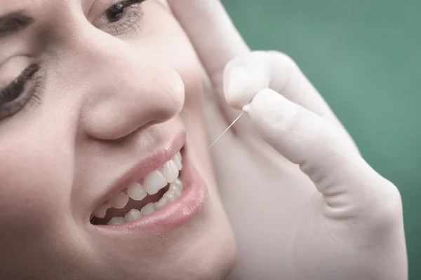 Mulher jovem e instrumento dentário — Fotografia de Stock