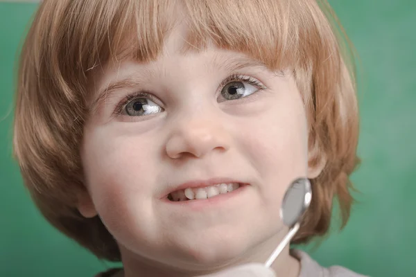 小的孩子和牙科仪器 — 图库照片