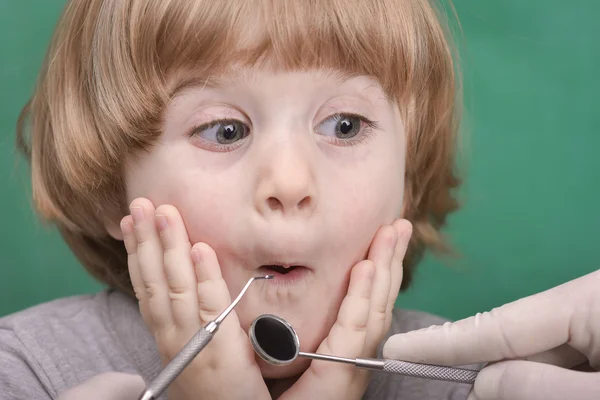 Małe dziecko i instrumentów dentystycznych — Zdjęcie stockowe
