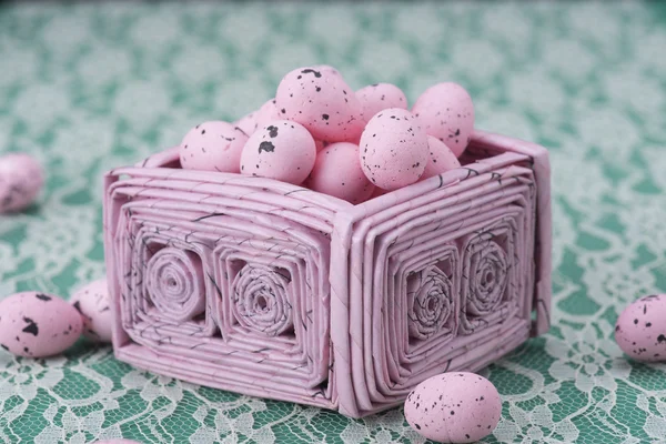 Huevos de Pascua rosados en una canasta de papel reciclado rosa — Foto de Stock