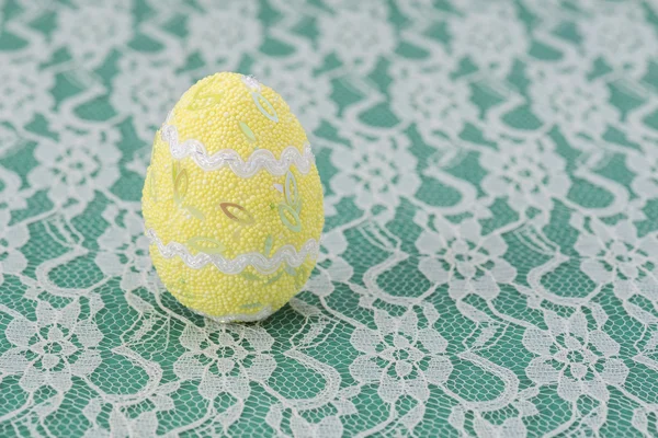 Huevo amarillo de Pascua — Foto de Stock