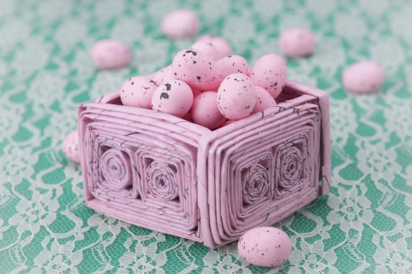Ovos de Páscoa rosa em uma cesta de papel reciclado rosa — Fotografia de Stock
