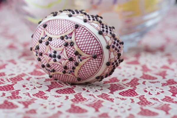 Традиційне воскове розфарбоване пасхальне яйце — стокове фото