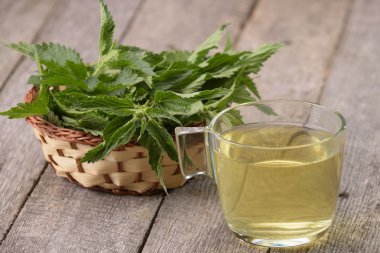 Bir cam darbe ısırgan çayı