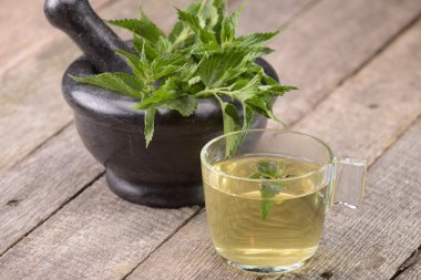 Bir cam darbe ısırgan çayı