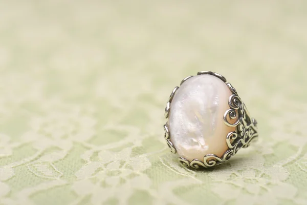 Biały kamień Srebrny pierścionek — Zdjęcie stockowe