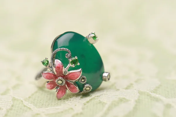 Grüne Jade und buntes Juwel — Stockfoto