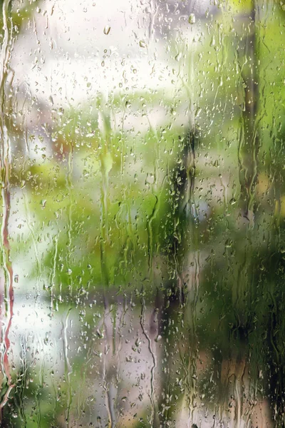 Gotas Lluvia Vierten Sobre Ventana Húmeda Brumosa Con Fondo Natural —  Fotos de Stock