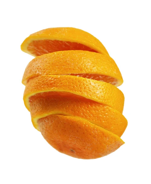 Pedaços Voadores Uma Laranja Cortada Fatias Isolados Sobre Fundo Branco — Fotografia de Stock