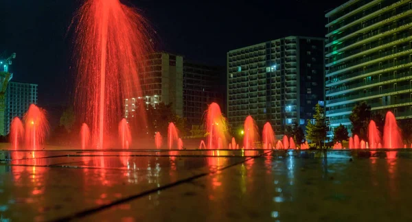 Ночной Вид Танцующие Цветные Фонтаны Архитектурным Фоном — стоковое фото