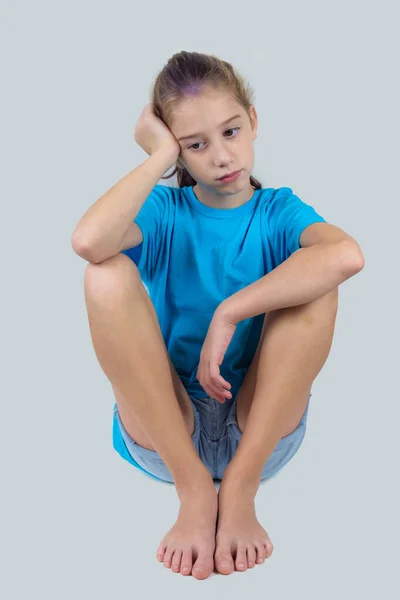 Una Chica Triste Molesta Con Camisa Azul Sentada Suelo — Foto de Stock