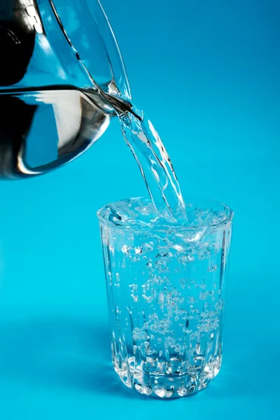 Drinkend Schoon Water Uit Een Pot Gieten Een Glas Een — Stockfoto