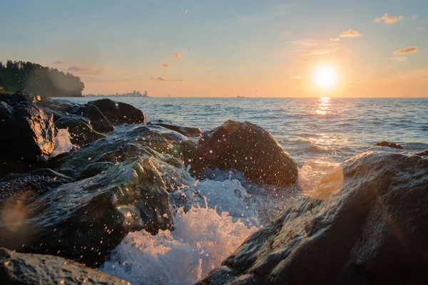 Морские Волны Раздавливаются Над Большими Скалами Красивым Закатом Неба Линии — стоковое фото