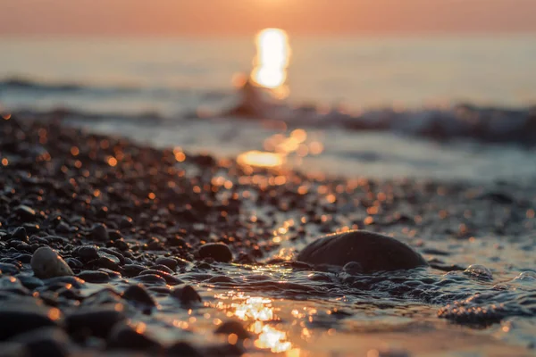 Nahaufnahme Eines Kieselstrands Mit Verschwommenem Meer Und Sonnenhintergrund Selektiver Fokus — Stockfoto