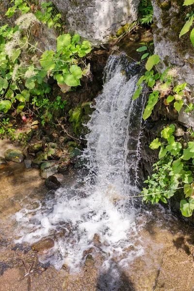 사이를 흐르는 아름다운 — 스톡 사진