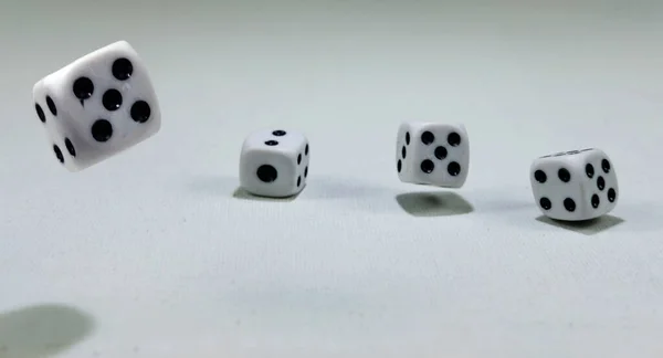 Branco Jogando Cubos Dados Movimento Superfície Tela Branca — Fotografia de Stock