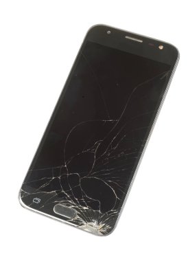 Kırık ekranlı siyah telefon beyaz arkaplanda izole edildi