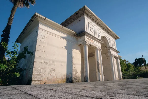 Pequeña Estación Tren Abandonada Edificio Blanco Sobre Fondo Natural Naturaleza — Foto de Stock