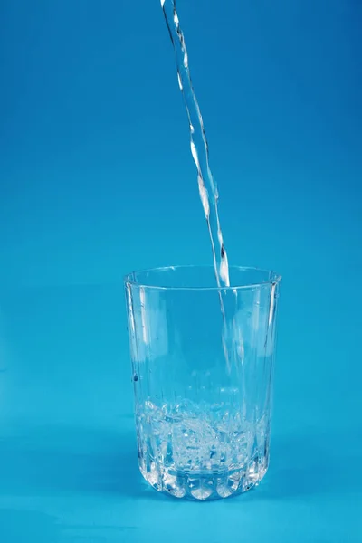 Drinkwater Het Glas Gieten — Stockfoto