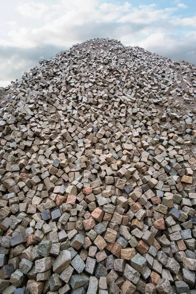 Duży Stos Szary Kamień Naturalny Kostki Produkcji Płytek Chodnikowych Zewnątrz — Zdjęcie stockowe