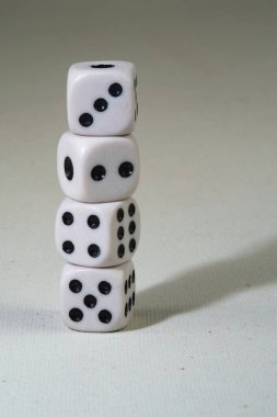  Beyaz tarama yüzeyinde beyaz zar küplerinin yığını