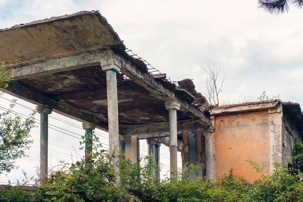 Antiguo Arruinado Estación Tren Abandonado Edificio Oovergrown Con Plantas —  Fotos de Stock