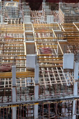 Geceleri boş bir inşaat alanının görüntüsü