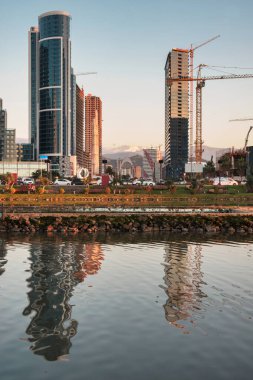 Batumi, Gürcistan, 11 Ekim 2020: Göl yüzeyine yansıyan gökdelen yapıları