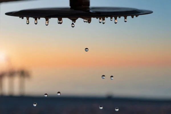 Gotas Agua Que Fluyen Desde Cabezal Ducha Playa Aire Libre —  Fotos de Stock