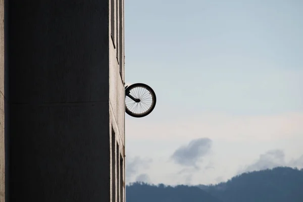 建物の壁に自転車がかかっている — ストック写真