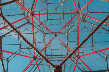 Mavi gökyüzü arkaplanındaki renkli iplerin soyut geometrik arkaplan fotoğrafı