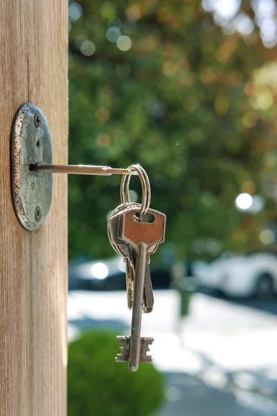 Set Sleutels Ring Het Sleutelgat Met Wazige Straatachtergrond Selectieve Scherpstelling — Stockfoto