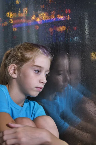 Ένα Καστανομάτικο Κορίτσι Μπλε Πουκάμισο Κάθεται Στο Περβάζι Του Παραθύρου — Φωτογραφία Αρχείου