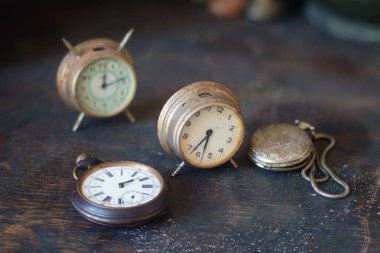 Ahşap arka planda eski antika saatler, seçici odak