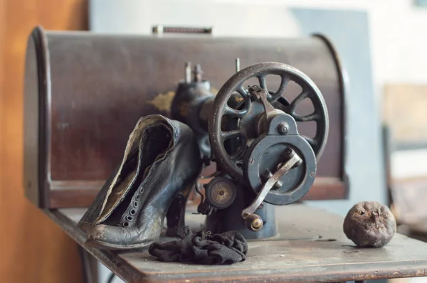 Old Retro Sewing Machine Woman Old Leather Boot Dusty Table — Stock Photo, Image