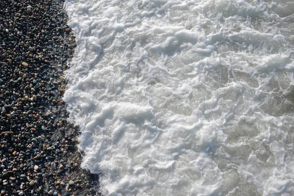 Vague Mousseuse Blanche Écrasant Sur Plage Galets — Photo