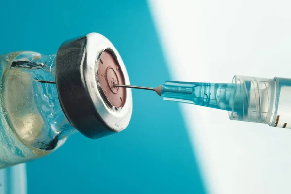 Laç Şişesinden Şırınga Ile Koronavirüs Aşısı Almaya Yakın Çekim Covid — Stok fotoğraf