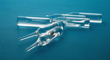 Mavi yüzeydeki enjeksiyonlar için ilaç ampulleri