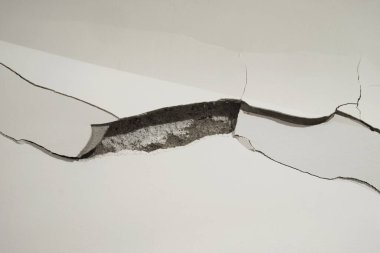 Beyaz duvarda büyük bir çatlak.