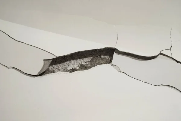 Beyaz duvarda büyük bir çatlak.