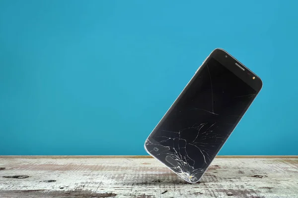 Smartphone Cayendo Estrellándose Superficie Madera Con Fondo Azul Accidente Con — Foto de Stock