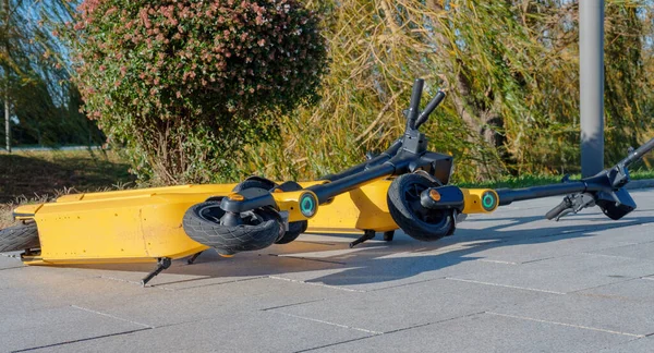 Elektrikli scooter 'lar fırtına sırasında kaldırıma atılır ve düşer.