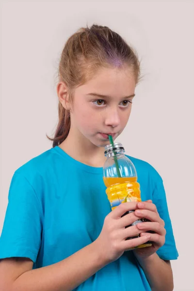 Una Chica Ojos Marrones Bebiendo Jugo Naranja Con Una Paja — Foto de Stock