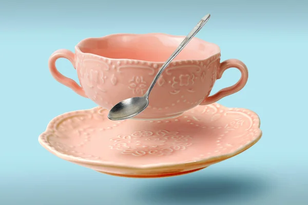 Розовая Чашка Блюдцем Ложкой Концепция Летающей Кухонной Утвари — стоковое фото
