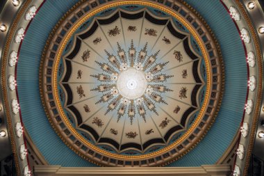 Batumi, Georgia, 22 Aralık 2020, Batum Tiyatrosu. Tiyatro salonunun dekore edilmiş tavanında büyük bir avize asılı.