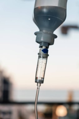 Hastanedeki hastalar için serum solüsyonlu serum serumu serumu serumunun yakınlaştırılması, bulanık bir geçmişi olan seçici bir odak noktası.