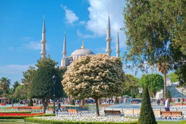 İstanbul, Türkiye, 20 Nisan 2016: Mavi cami yakınlarındaki güneşli bir günde meydanın manzarası (Sultan Ahmed Camii)
