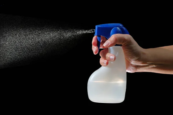 Tenuta Mano Spruzzatura Bottiglia Spray Con Liquido Antibatterico Sfondo Nero — Foto Stock