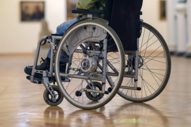 Tekerlekli sandalyenin sanat galerisini ziyaret edişi, seçici odaklanma
